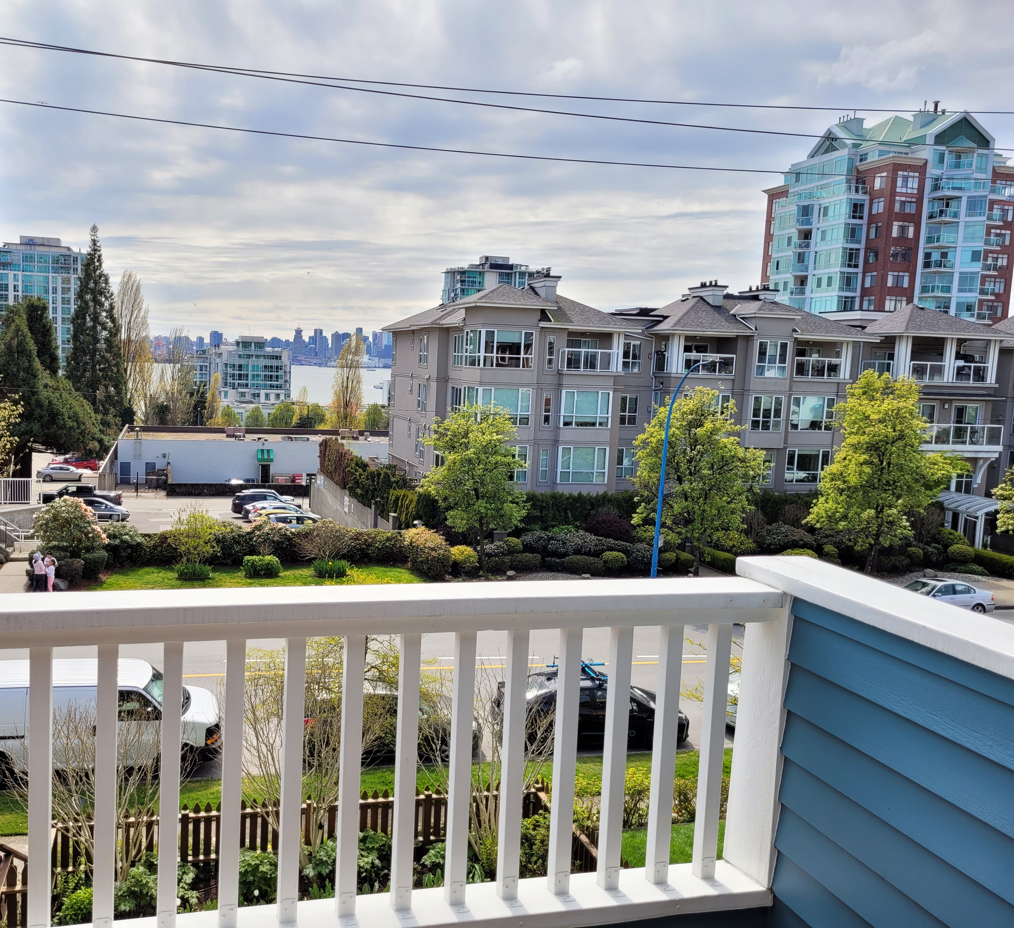 Sue's Guest Cottage - North Vancouver. Accommodation Northshore. Lower Lonsdale