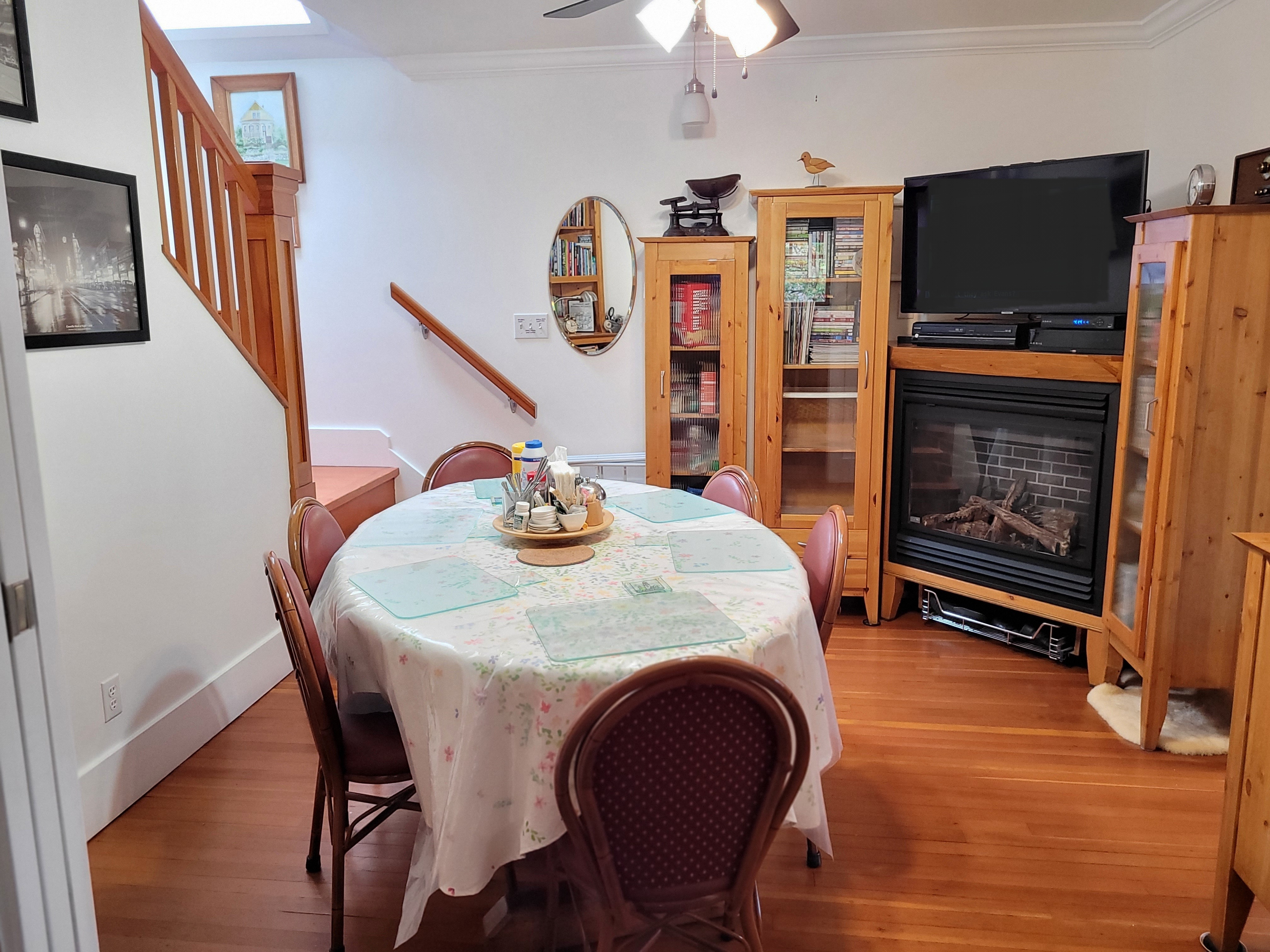 Dining Room_Sue's Guest Cottage